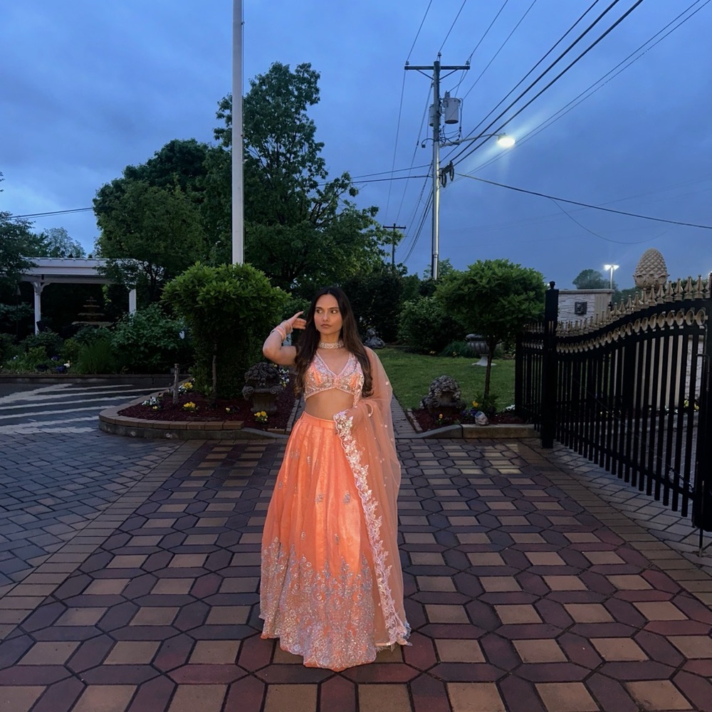 Bust: 32-33 waist :22-23 ONLY WORN  ONCE. LENGTH 3.4 ft.